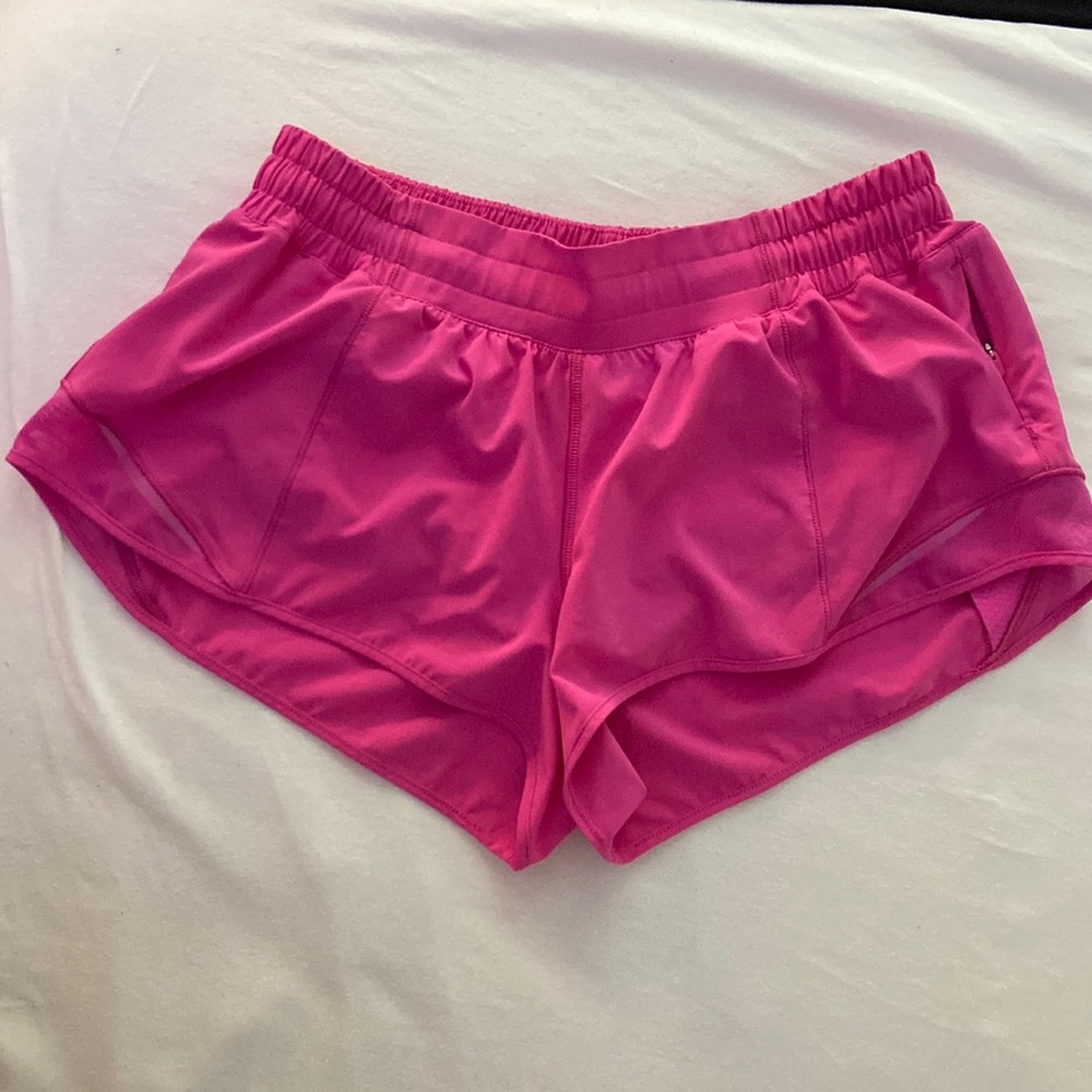 lululemon hotty hot 2.5 low rise shorts size 8 in sonic pink